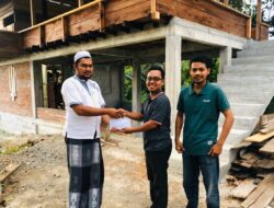 Senator Aceh H. Fachrul Razi Serahkan Bantuan kepada Dayah Madinatul Huda